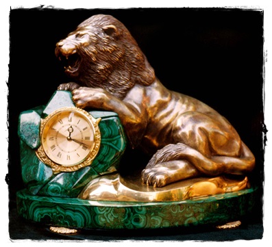 Часы каминные Лев  на малахите